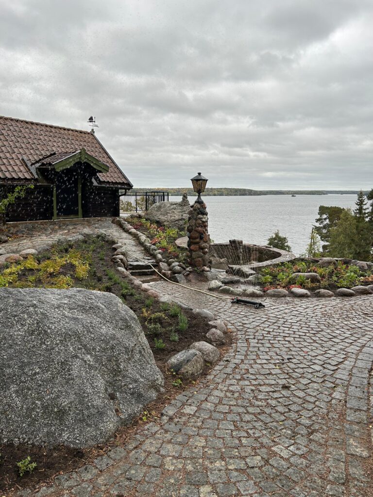 Privatkund utgrävning och återplantering + rengöring av smågatsten